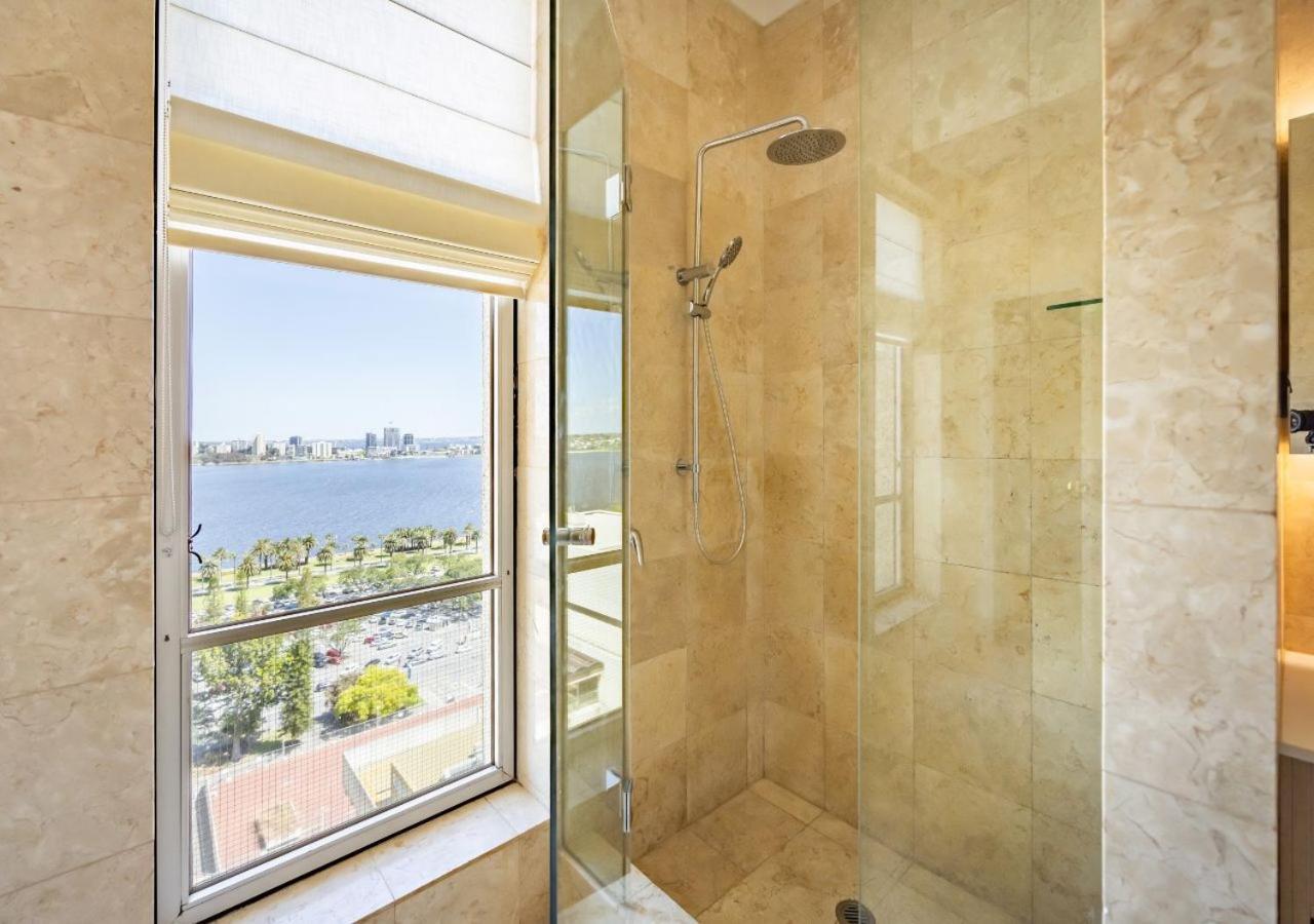 โรงแรมดักซ์ทัน เพิร์ท ภายนอก รูปภาพ A shower with a view