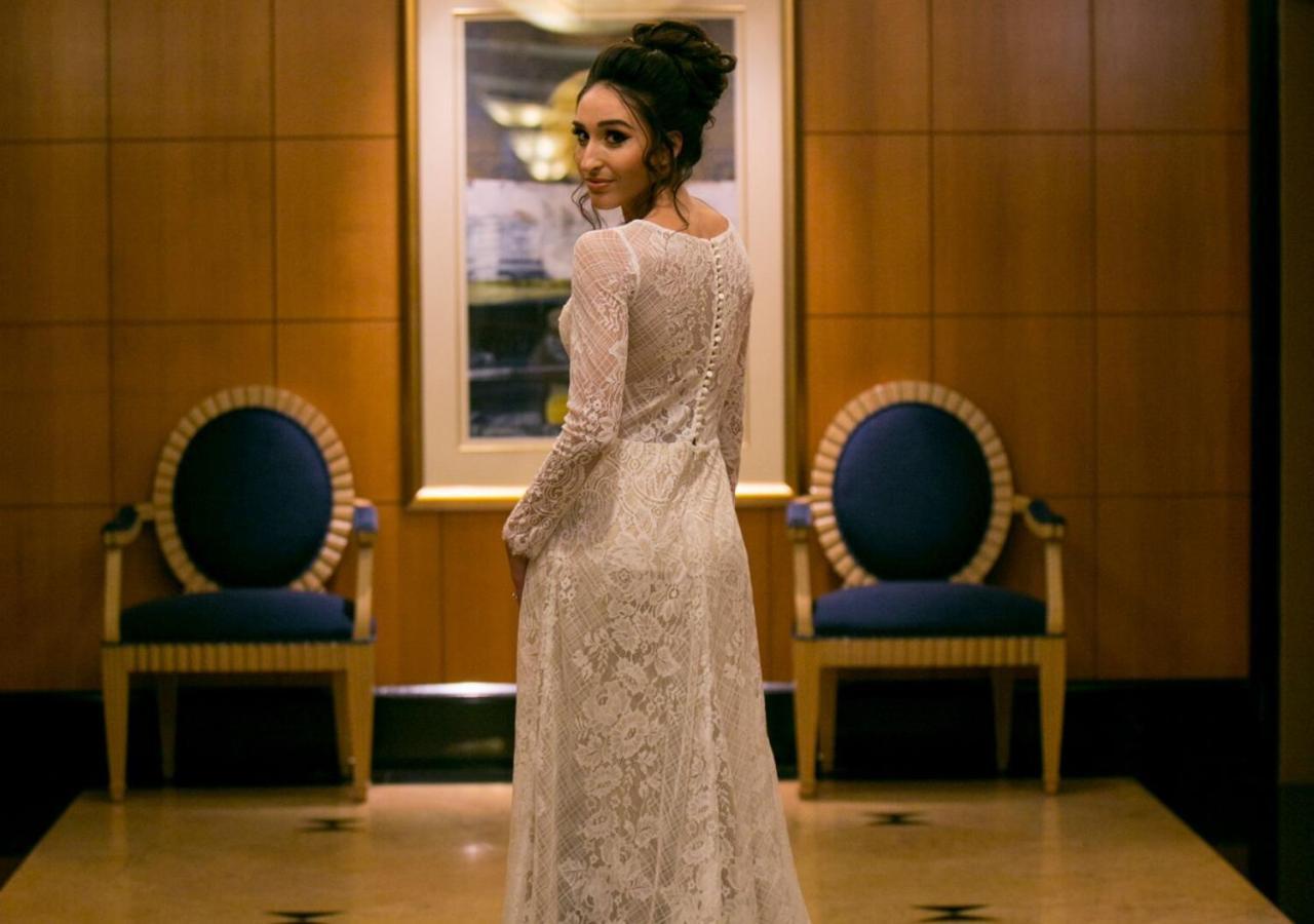 โรงแรมดักซ์ทัน เพิร์ท ภายนอก รูปภาพ A woman wearing a white dress