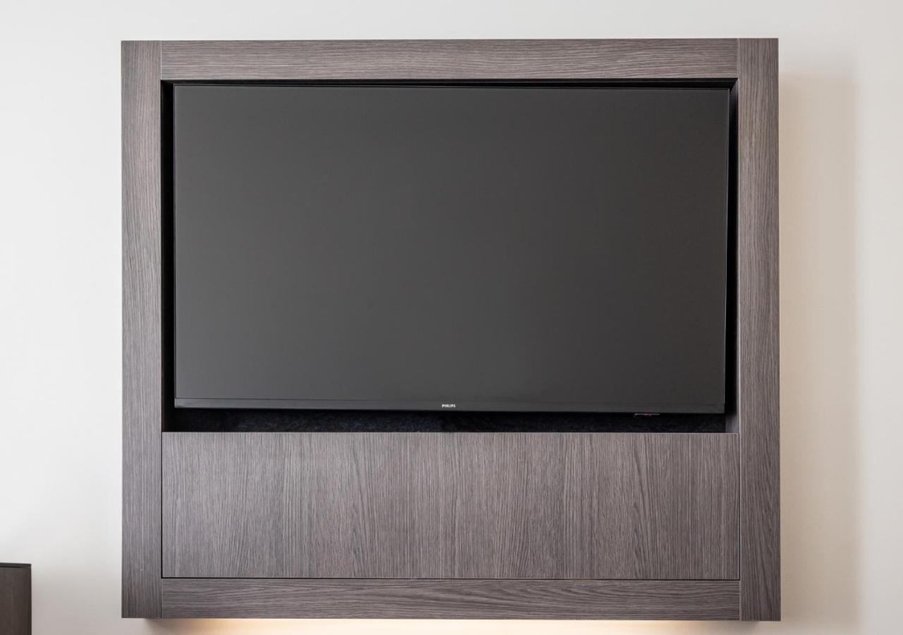 โรงแรมดักซ์ทัน เพิร์ท ภายนอก รูปภาพ A wall-mounted television