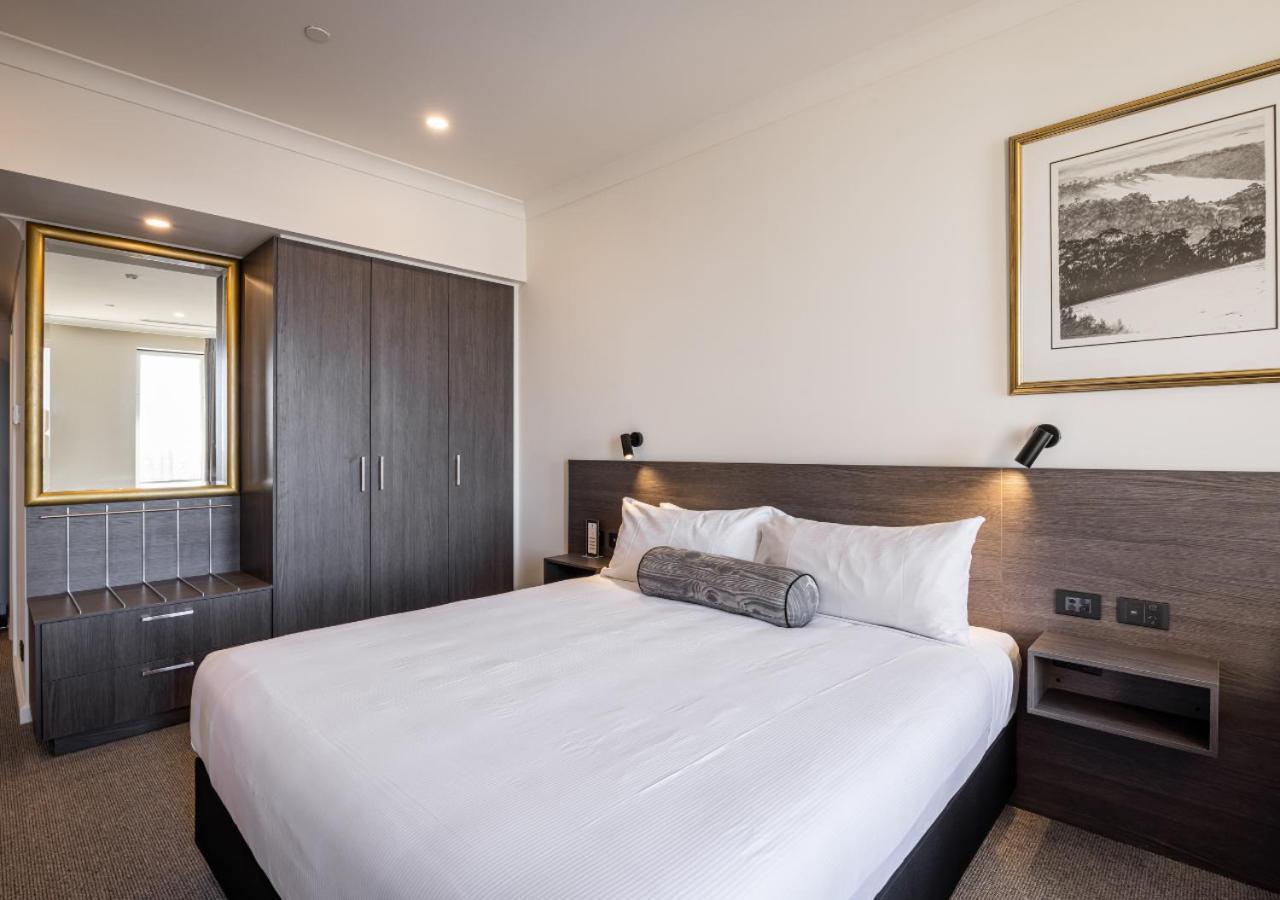 โรงแรมดักซ์ทัน เพิร์ท ภายนอก รูปภาพ A bedroom at the hotel