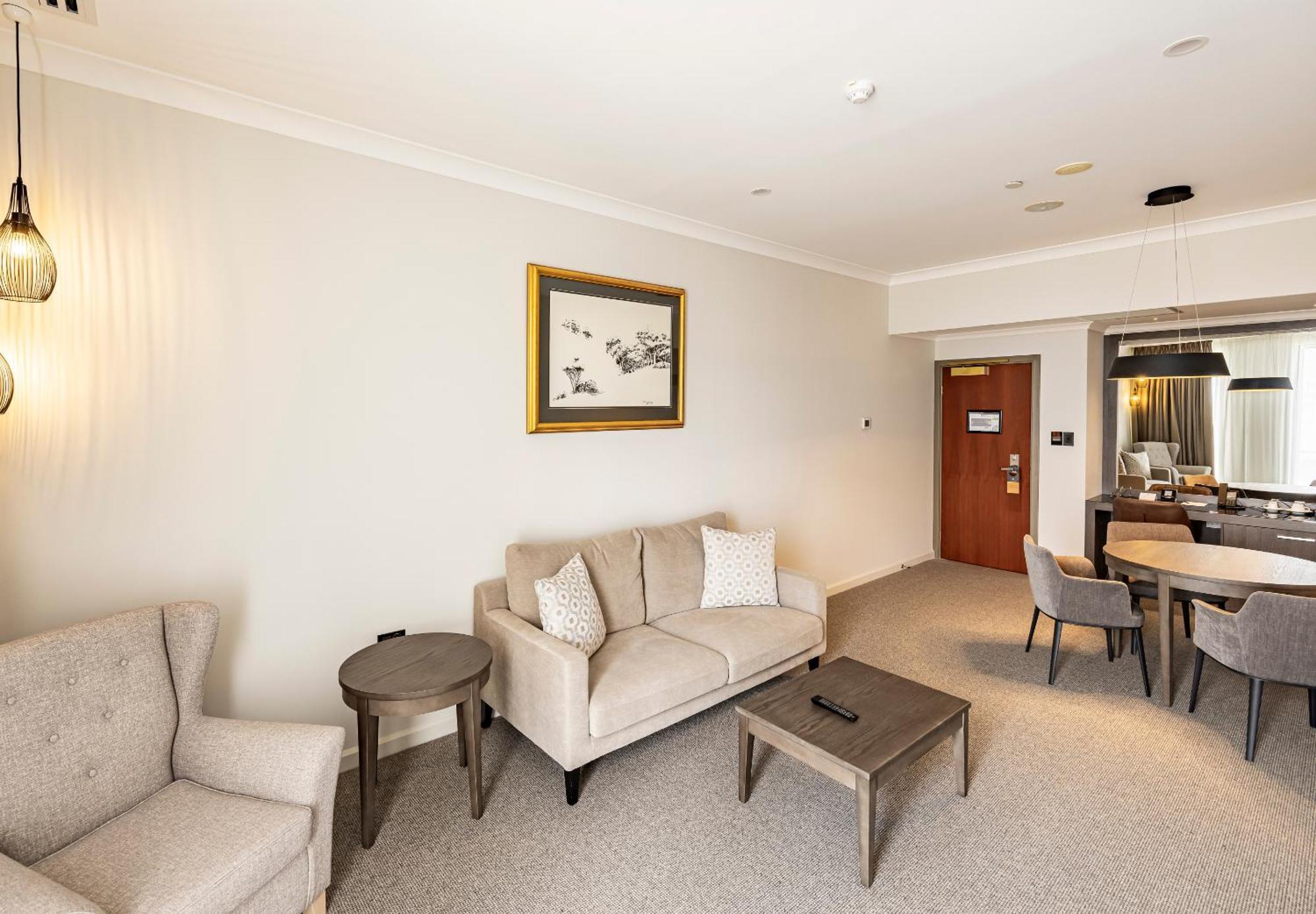 โรงแรมดักซ์ทัน เพิร์ท ภายนอก รูปภาพ A living room in a suite at the hotel