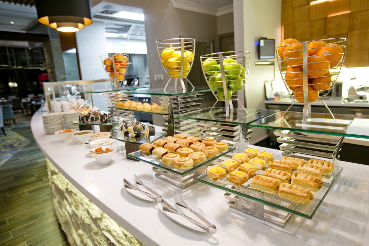 โรงแรมดักซ์ทัน เพิร์ท ภายนอก รูปภาพ A buffet at a hotel